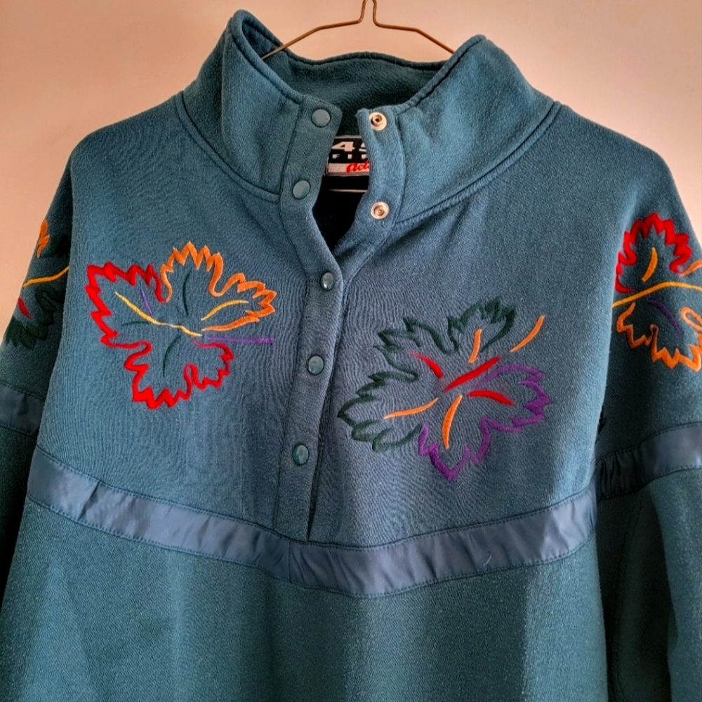 Warm embroidered yoke, size L sweat shirt. Dark green, brand 452 Fifth Active